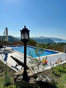 Havuz ve Deniz Manzarası