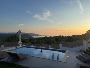 Havuz ve Deniz Manzarası