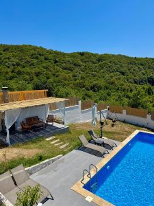 Havuz ve Doğa Manzarası