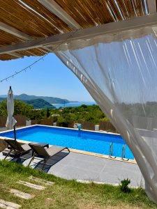 Havuz ve Deniz Manzarası