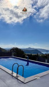 Havuz ve Deniz Manzarası