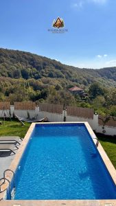 Havuz ve Doğa Manzarası